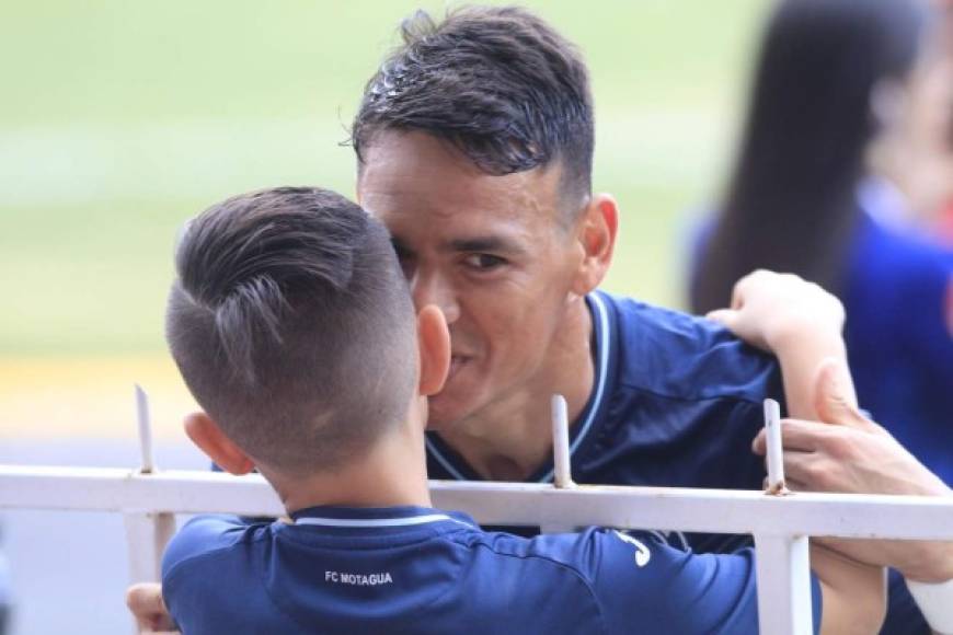 Roberto Moreira fue felicitado por su hijo con este cariñoso beso.