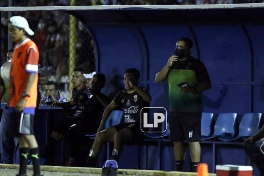 El futbolista estuvo atento al juego en el banquillo y sufrió con la remontada del Real Juventud.