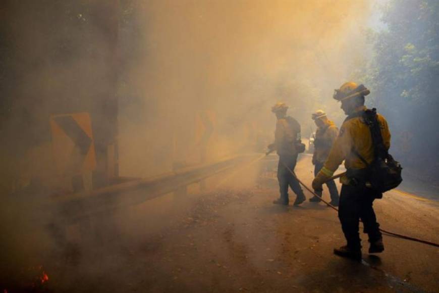 También fueron movilizados unos 200 hombres de la Guardia Nacional, y alrededor de 14.000 bomberos estaban trabajando el domingo, ayudados por más de 200 aviones y helicópteros, incluidos aviones militares modificados para combatir los incendios.