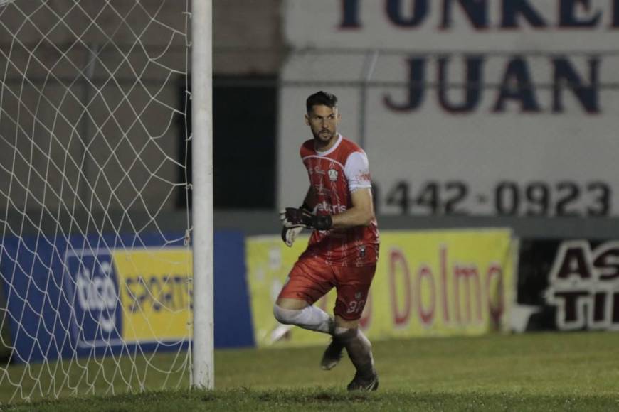 Matías Quinteros: El portero argentino finalizó su contrato con el Olancho FC y todo indica que no seguirá en el equipo. Suena para llegar al Victoria por petición de Hernán Medina. 