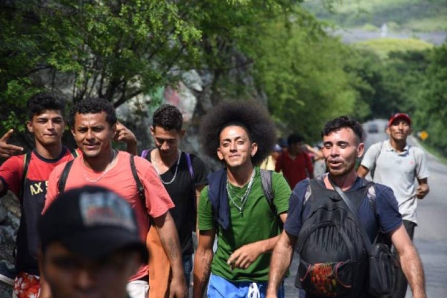 La caravana de migrantes reanudó su marcha desde el sur de México rumbo a la capital del país con el objetivo de llegar a Estados Unidos, pese a las amenazas de Donald Trump de enviar 5,200 militares a la frontera para impedir su avance.
