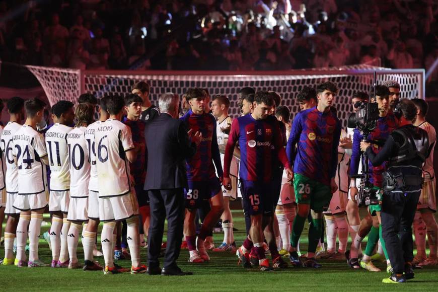 Los jugadores del Real Madrid le hicieron el pasillo a los del Barcelona.