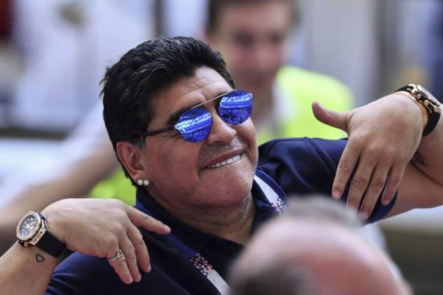 Diego Maradona lució totalmente diferente a otras ocasiones y estuvo apoyando a Argentina en las graderías. El astro argentino lució con lentes.