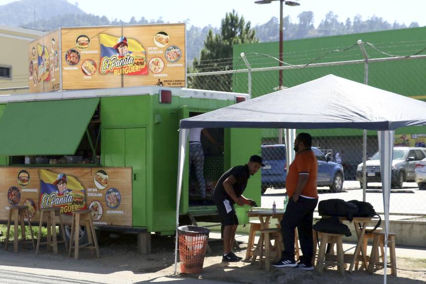 “El 27 de septiembre llegamos aquí, estuve en el refugio tres semanas. Luego conocí al compañero (Frandys) que trabaja conmigo, con quien decidimos subir hasta Estados Unidos buscando nuestro sueño americano”, dijo Saray, sentada en un banco de madera, junto a un “troco” (quiosco rodante, verde), donde funciona la cocina de su pequeño negocio “El Panita Burguer!”.