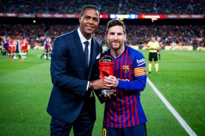 Patrick Kluivert entregó a Lionel Messi el premio al mejor jugador del mes de marzo en la Liga Española. Foto Twitter @FCBarcelona_es