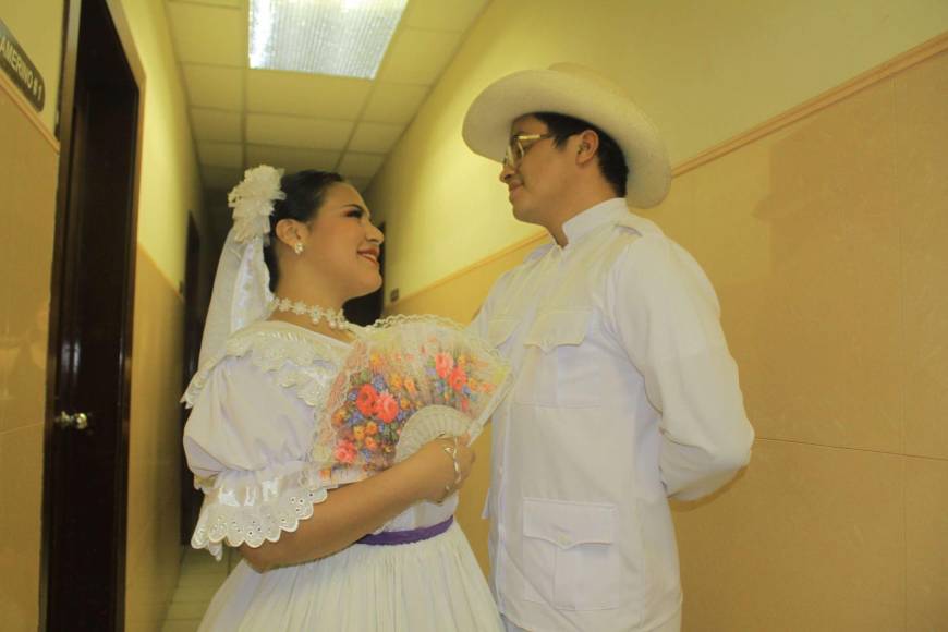 Astrid Suárez y Alejandro Jiménez, representantes del grupo Esencia de Honduras con el traje “Guerrero de Marcala”.
