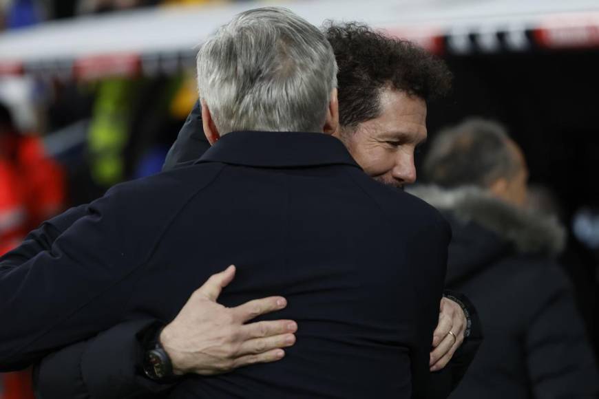 Saludo de entrenadores. El abrazo que se dieron Carlo Ancelotti y Diego Pablo Simeone antes del inicio del partido.