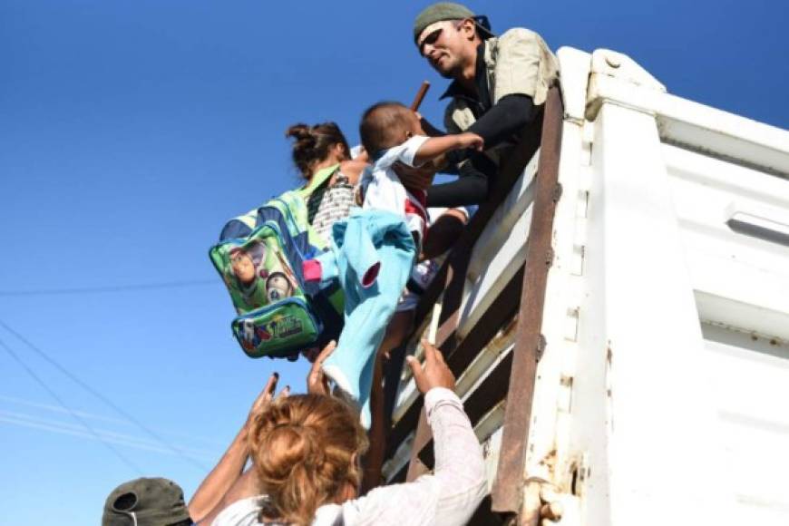 Pese a la prohibición de las autoridades mexicanas de ofrecer aventones a los migrantes tras la muerte de un joven hondureño el pasado lunes, los conductores se conmueven al ver as mujeres y niños caminando y se paran para llevarlos.