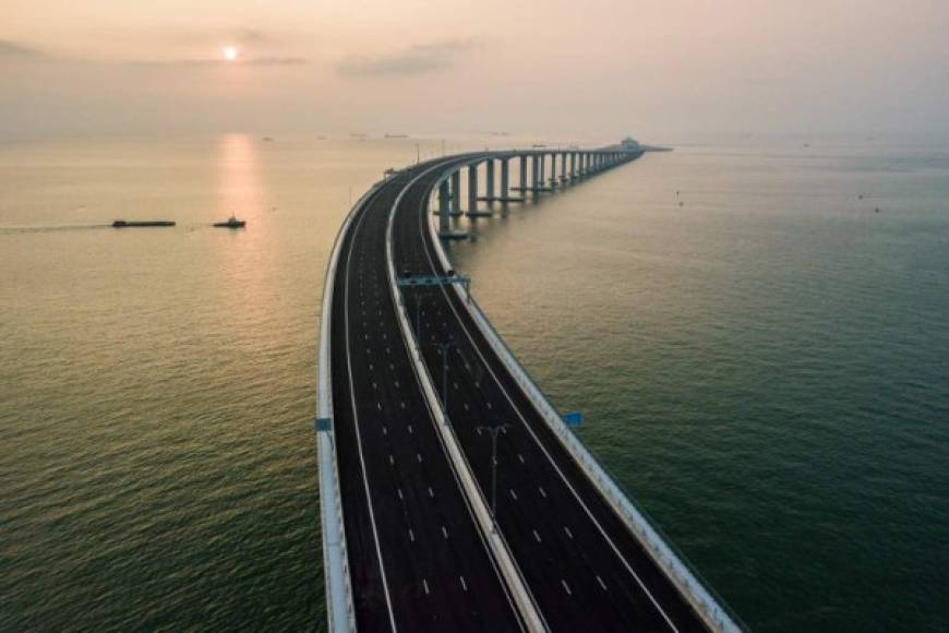 Los ingenieros del puerto aseguran que la obra permitirá reducir considerablemente el tiempo del trayecto entre Hong Kong y Zhuhai de cuatro horas a 45 minutos.