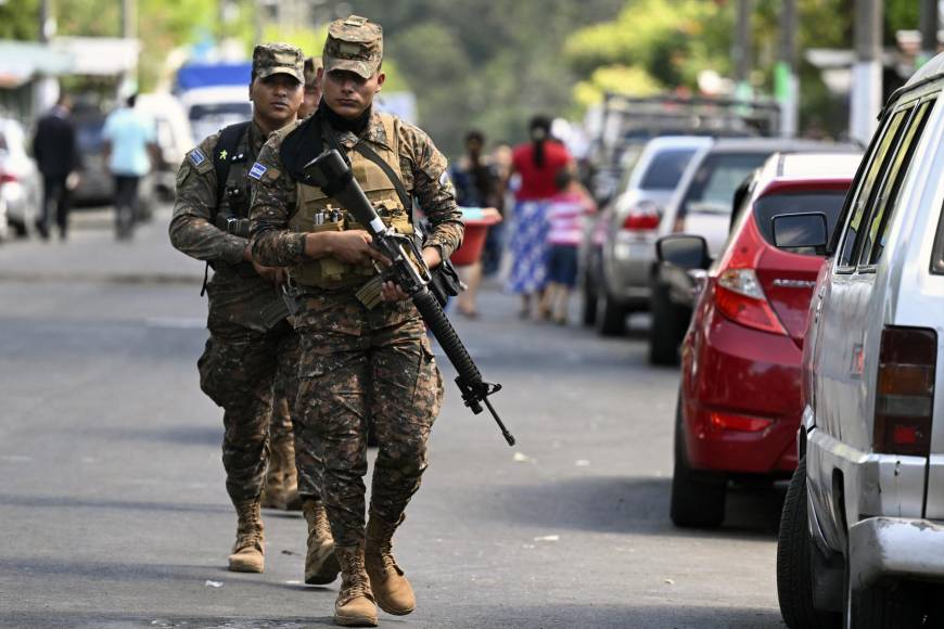 Armados con fusiles de asalto, los militares siguen buscando este lunes casa por casa a miembros de las temidas pandillas en las colonias o barrios de la populosa ciudad, vecina de San <b>Salvador</b>.