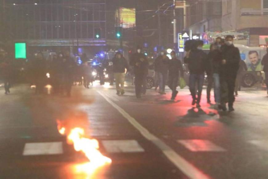 Incidentes similares se reprodujeron en Turín, otra localidad norteña, donde la policía detuvo a varios manifestantes.