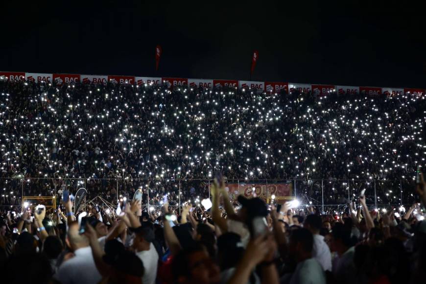 Y aunque hubo una leve llovizna, eso no fue impedimento para que los hondureños disfrutaran al máximo el concierto. 