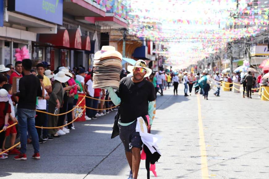 Los vendedores tambíen han aprovechado a vender sus productos, como este joven que anda comercializado los sombreros.