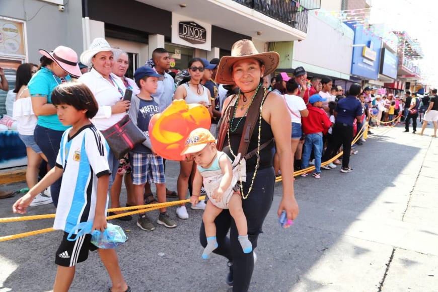 Hasta los pequeños disfrutan de una verdadera fiesta en La Ceiba.