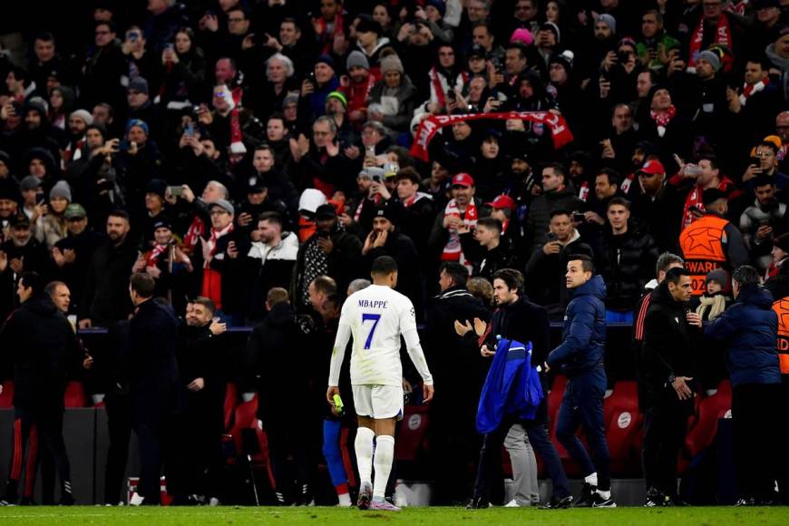 Kylian Mbappé se fue solo del campo tras el pitazo final y eliminación del París Saint Germain.