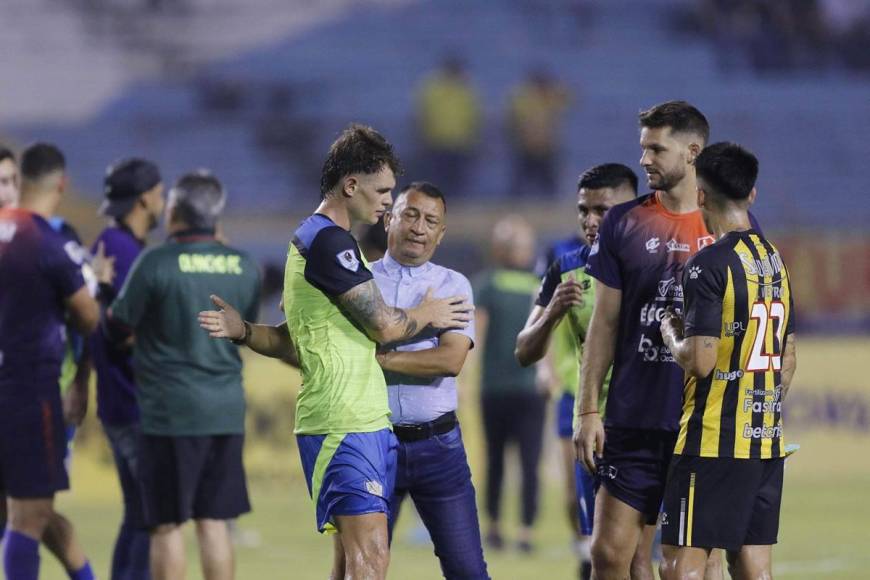 El entrenador de los Potros, Humberto Rivera, felicitó a sus jugadores por el triunfo.