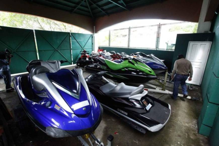 Las 20 motos acuáticas que fueron encontradas en el complejo de playa de la familia Rosenthal en Omoa.