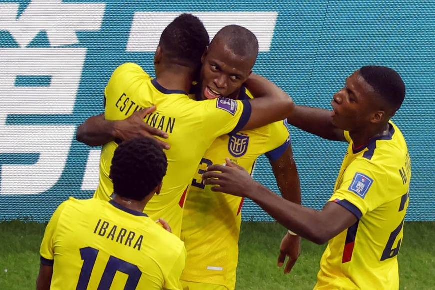 Enner Valencia festejando con sus compañeros el primer gol de Ecuador en la justa mundialista.