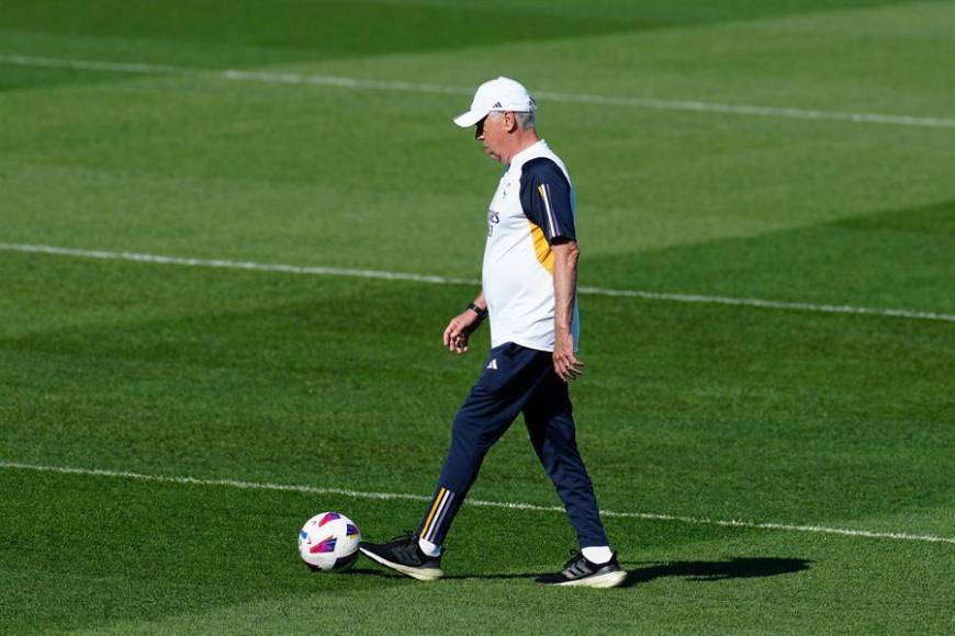 “Si fichamos a otro portero es por número, porque tenemos mucha confianza en Lunin”, dijo Ancelotti, después de que el jueves Thibaut Courtois se rompiera el ligamento cruzado anterior de la rodilla izquierda.