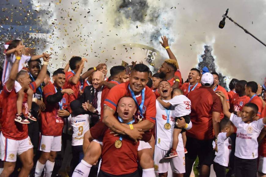 Germán ‘Patón’ Mejía celebraron con el utilero del club Marvin ‘Chelito’ Martínez.