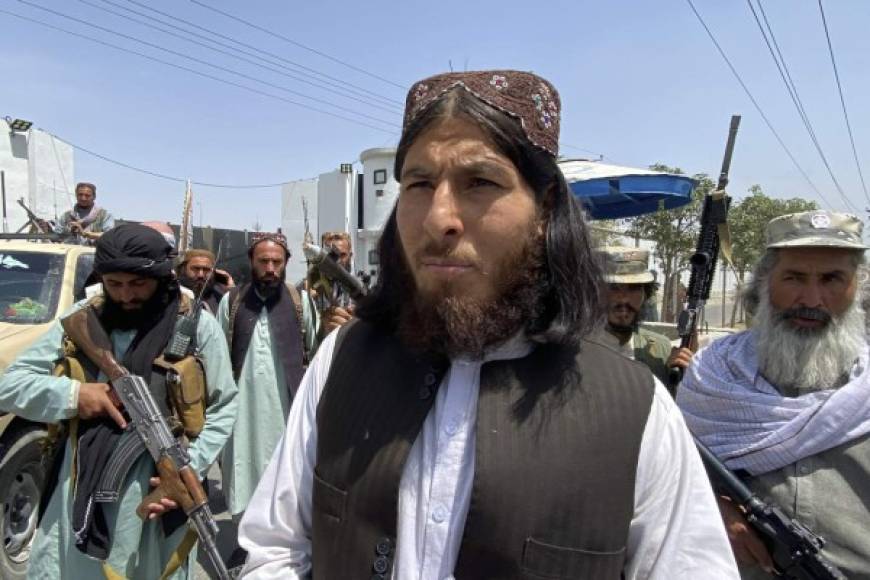 'Los talibanes patrullan la ciudad en pequeños convoyes. No molestan a nadie, pero por supuesto la gente tiene miedo', declaró el martes un comerciante en Kabul.