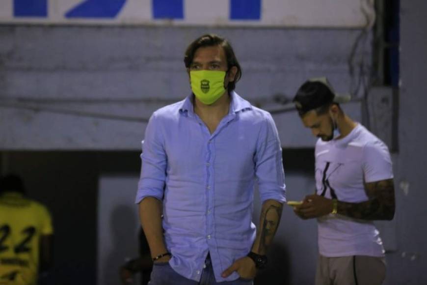 El defensa uruguayo Matías Soto se quedó fuera de la convocatoria del Real España para enfrentar al Vida. El jugador estuvo en el estadio Morazán apoyando al equipo. Foto Melvin Cubas