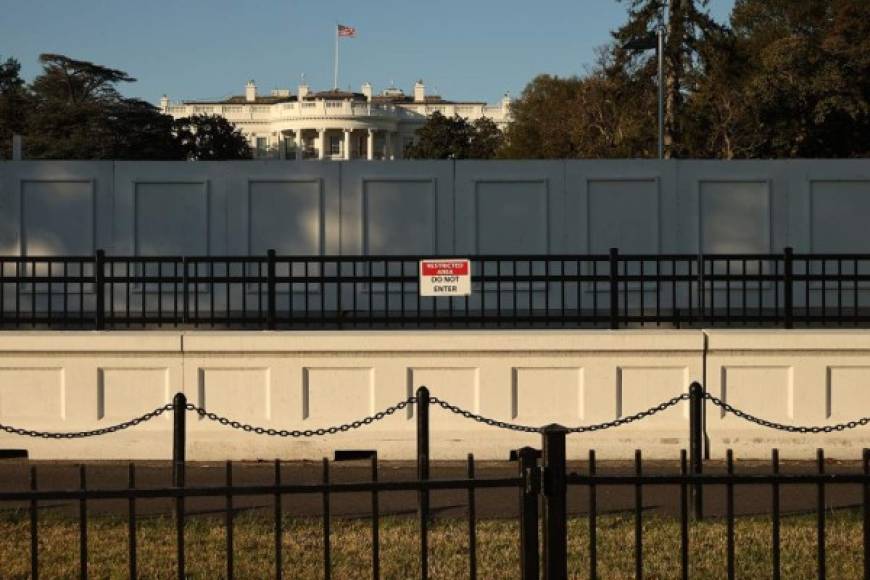La Casa Blanca, en pleno corazón de Washington, y las zonas adyacentes también aumentaron sus medidas de seguridad ante el incremento de la tensión por las elecciones.