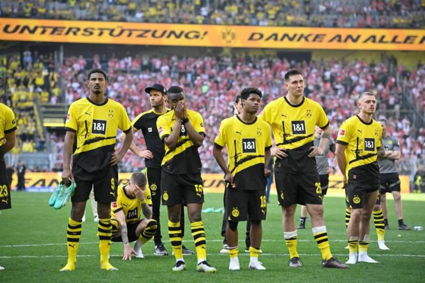 El Dortmund, que llegaba a la última jornada con dos puntos de ventaja para lograr su primer título desde 2012, vivió una pesadilla en un Westfalenstadion repleto, con 80.000 aficionados que teñían el recinto de negro y amarillo.