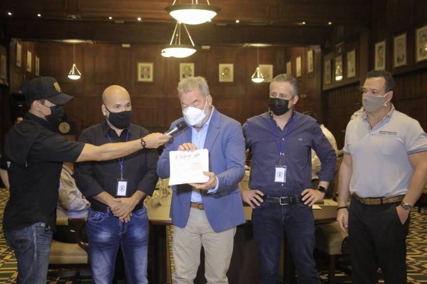 Así terminó la reunión en la Municipalidad: el alcalde Roberto Contreras muestra un documento impreso de La Gazeta que se refiere al tema de erradicar la violencia en los estadios.