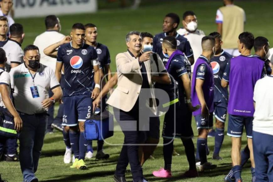 ¿Qué hizo Diego Vázquez al final del partido? El entrenador del Motagua se reunió con sus jugadores y cuerpo técnico en el campo antes de marcharse al vestuario.