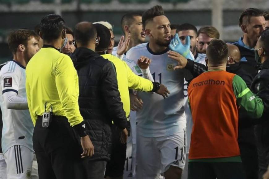 En medio de esos instantes de confusión y nerviosismo, el árbitro peruano Diego Haro amonestó a Messi y a Moreno Martins. A Martins tuvieron que contenerlo entre algunos de sus compañeros, mientras hubo gritos de ambos lados.
