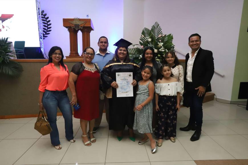 La graduada Fany Aguirre junto a sus seres queridos.