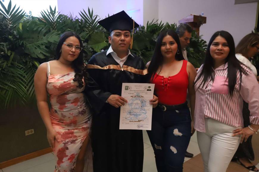 Stephany Regalado, Edgar Pineda, Victoria Pineda y Victoria Reyes