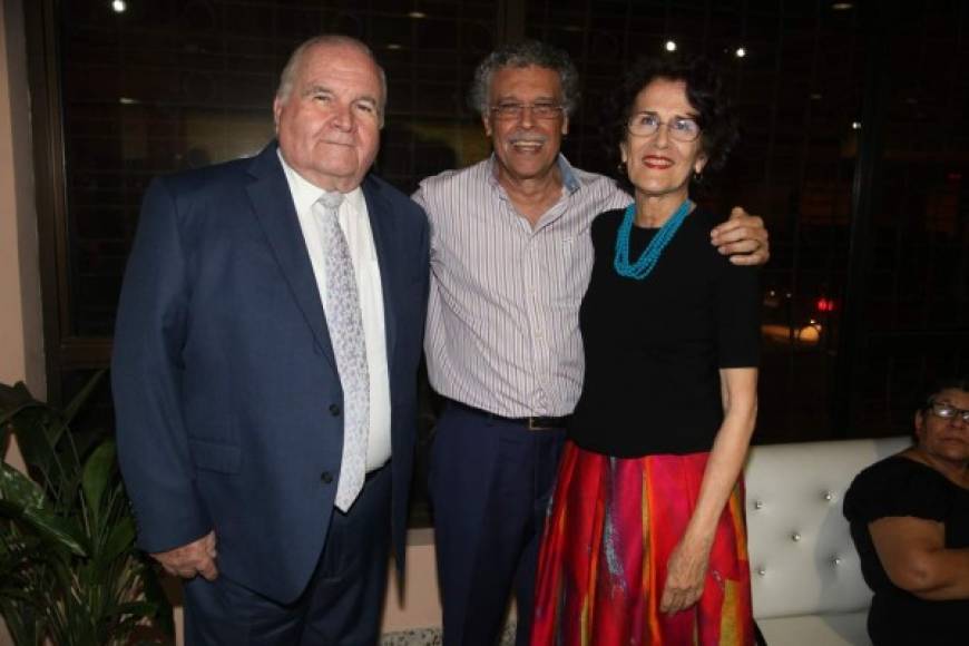 Jorge Molanphy con Orlando y Rosa María Rivera.