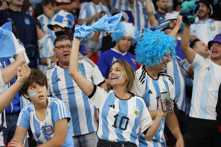 Esta linda chica fue captada apoyando con mucha euforia a la Selección Nacional de Argentina.