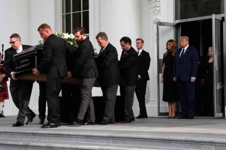 El presidente de EEUU, Donald Trump, celebró este fin de semana el funeral por su hermano menor, Robert, fallecido el sábado pasado en Nueva York, en la Casa Blanca, donde no se veían unas exequias con cuerpo presente desde 1963 tras el asesinato del mandatario John F. Kennedy.