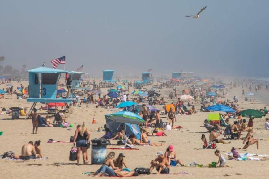 Las autoridades del Condado de Orange, al sureste de California, decidieron reabrir las playas pese a la orden del gobernador de mantenerlas cerradas. Los habitantes de Los Ángeles y San Diego salieron en masa el fin de semana hasta estas playas.<br/><br/>