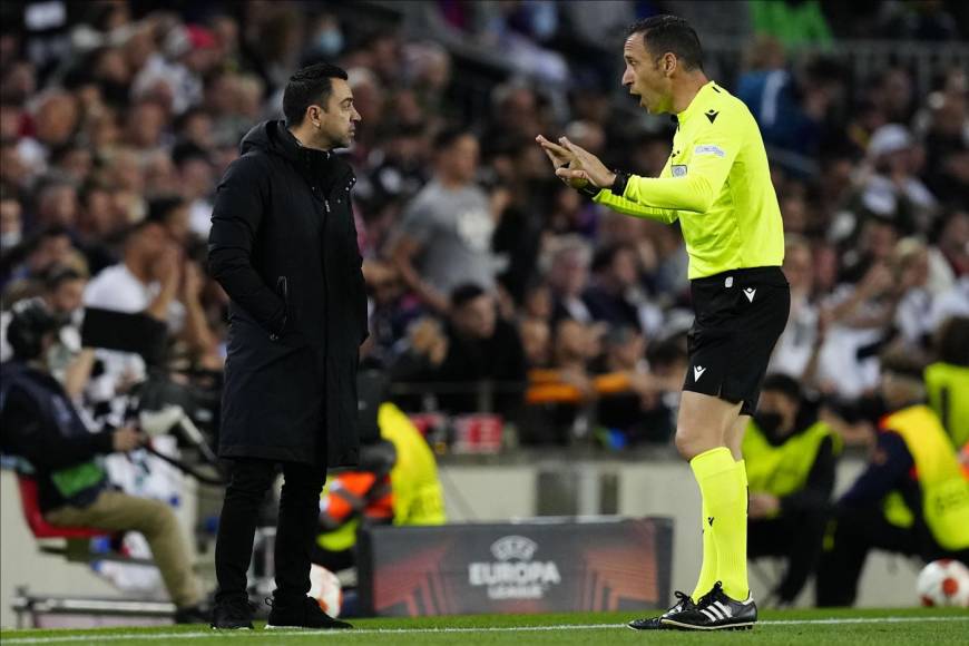 El árbitro portugués Artur Dias reprime al técnico del FC Barcelona, Xavi Hernández.