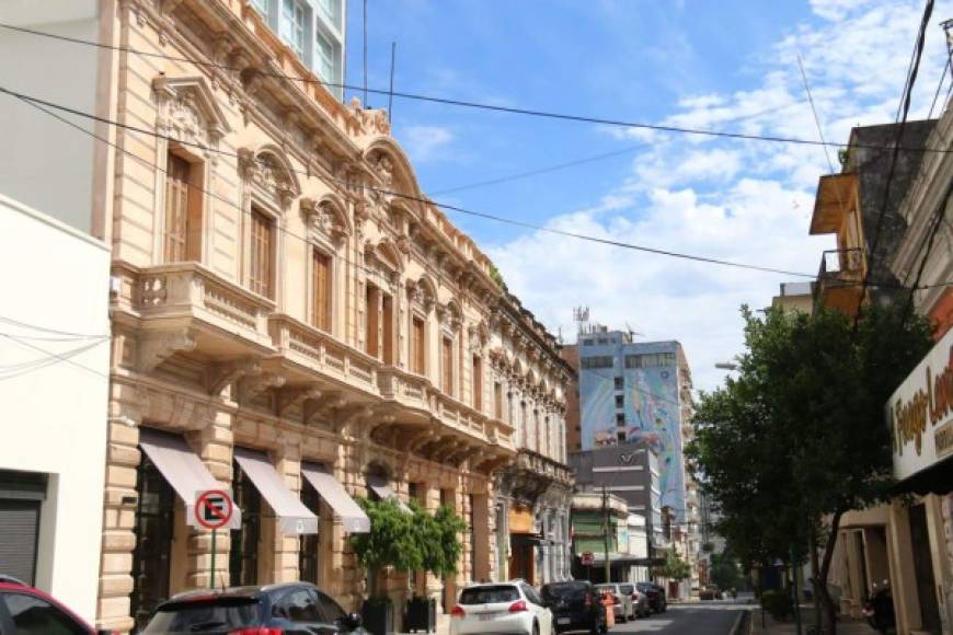 El Hotel Palmaroga está situado en la emblemática Calle Palma, entre Montevideo y Ayolas, en Asunción.