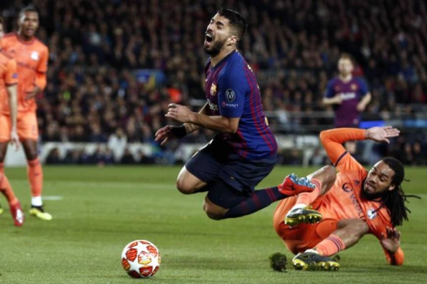 Así fue la actuación de Luis Suárez. El uruguayo fingió haber recibido una falta y el árbitro compró para pitar penal.