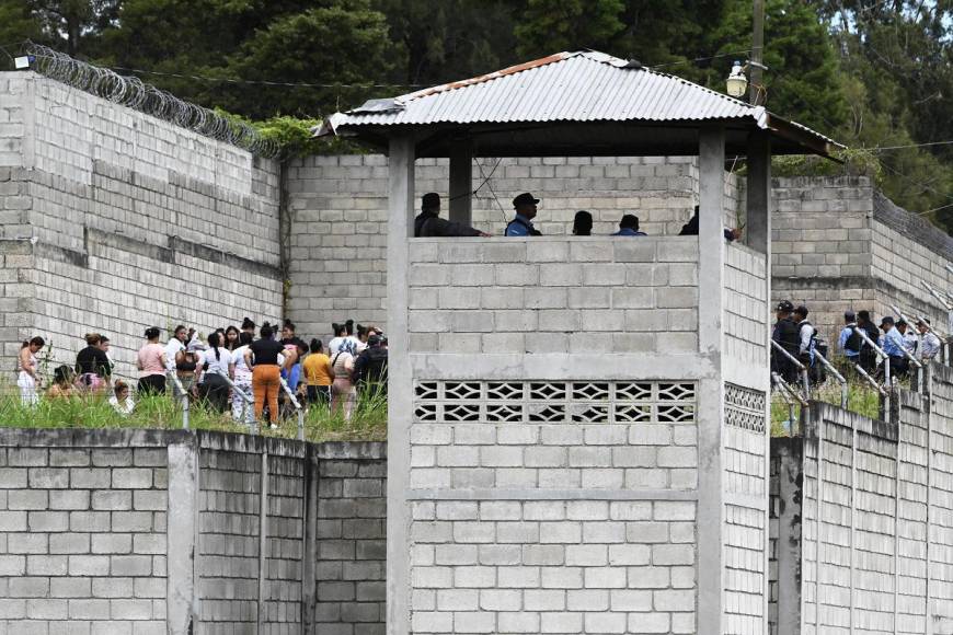 La contienda tuvo lugar en una penitenciaría de mujeres situada a 25 km al norte de la capital de <b>Honduras</b>, indicó Edgardo Barahona, portavoz policial. Cifró el saldo preliminar en 41 muertas, sin precisar si todas eran presidiarias.