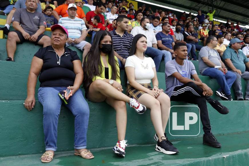 Un buen número de aficionados asistieron al estadio Luis Girón para presenciar el partido del Parrillas One contra el Génesis de Comayagua.