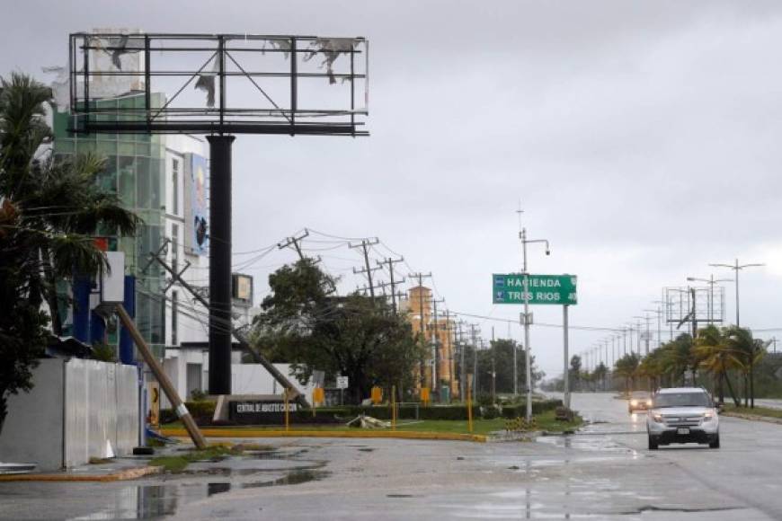 El gobernador de Quintana Roo, Carlos Joaquín, indicó que la mitad del balneario de Cancún 'está sin energía eléctrica, mucho menos de lo que se esperaba para este momento', al tiempo que reportó la caída de gran cantidad de árboles y de cableado eléctrico.