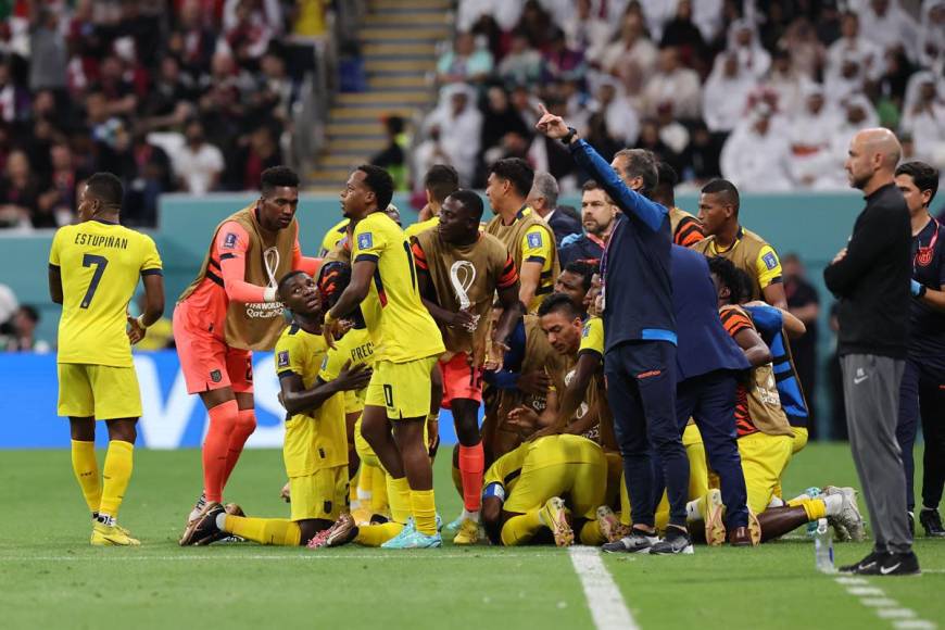 Jugadores y cuerpo técnico de Ecuador celebraron juntos el segundo gol de Enner Valencia.