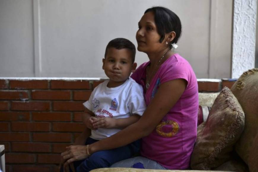 La venezolana Desiree Rodríguez sostiene a su hijo Jaiser Rodríguez, quien tuvo que recibir tratamiento para la desnutrición.