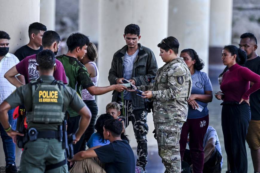 El Gobierno del republicano Greg Abbott anunció que reforzará la seguridad en la frontera sur de Texas con el despliegue de más elementos de la Guardia Nacional para frenar el paso de miles de migrantes que ingresan a diario ilegalmente a los Estados Unidos.