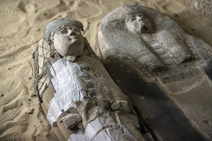 A pocos kilómetros al sur de las pirámides de Keops, Kefrén y Micerinos, una misión arqueológica egipcia ha descubierto tres nuevas tumbas en el desierto de Guiza, entre las que se encuentra una que comparten dos sacerdotes de hace más de 4,400 años.