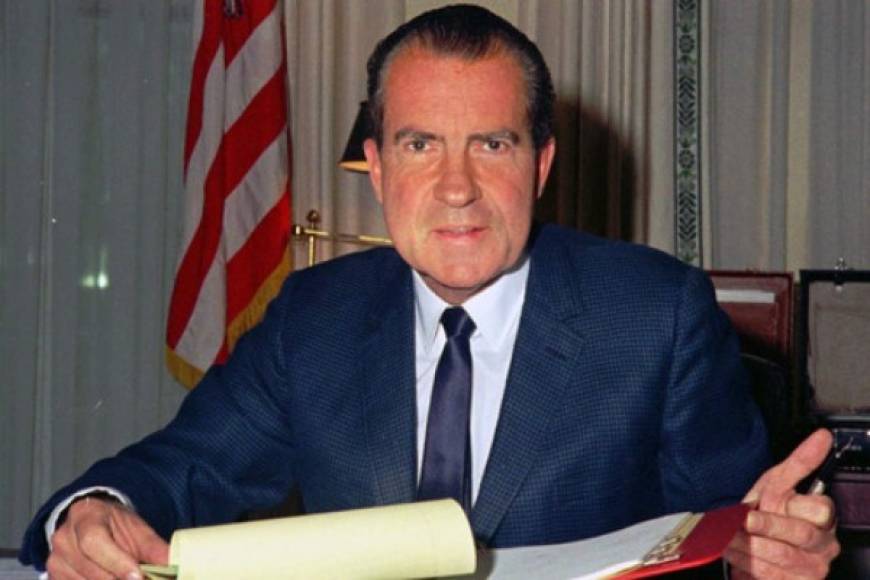 9. EL 'OTRO' DISCURSO DE RICHARD NIXON<br/>Richard Nixon, presidente de los Estados Unidos en esa época, tenía dos versiones de su discurso con ocasión del alunizaje. Uno era el que utilizó, pero el otro era el que hubiese dado en caso de que algo saliera mal y los astronautas no pudieran regresar a la Tierra.<br/>Ese otro discurso comenzaba con la frase: 'El Destino ha querido que los hombres que fueron a la luna a explorar en paz, queden en la luna para descansar en paz...'