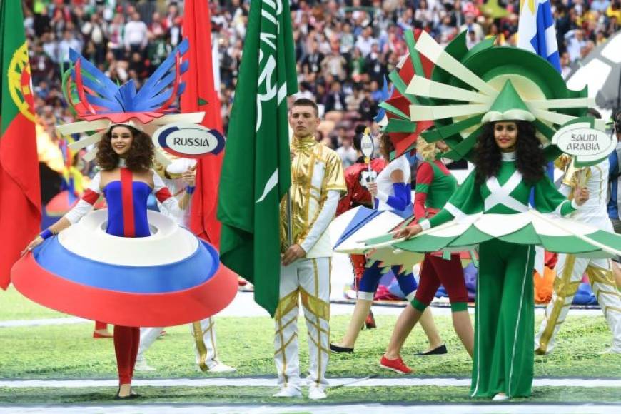 El acto inaugural contó con modelos que llevaban las banderas de las 32 selecciones que participan en la Copa Mundial de la FIFA.