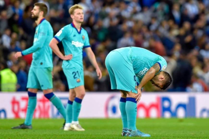 Luis Suárez, Frenkie de Jong y Piqué, se lamentan al final del partido en Anoeta.